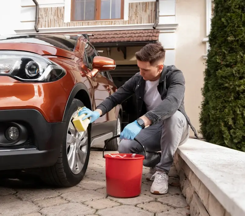 Lavage auto à domicile Laurenan : professionnel intervenant sur un véhicule